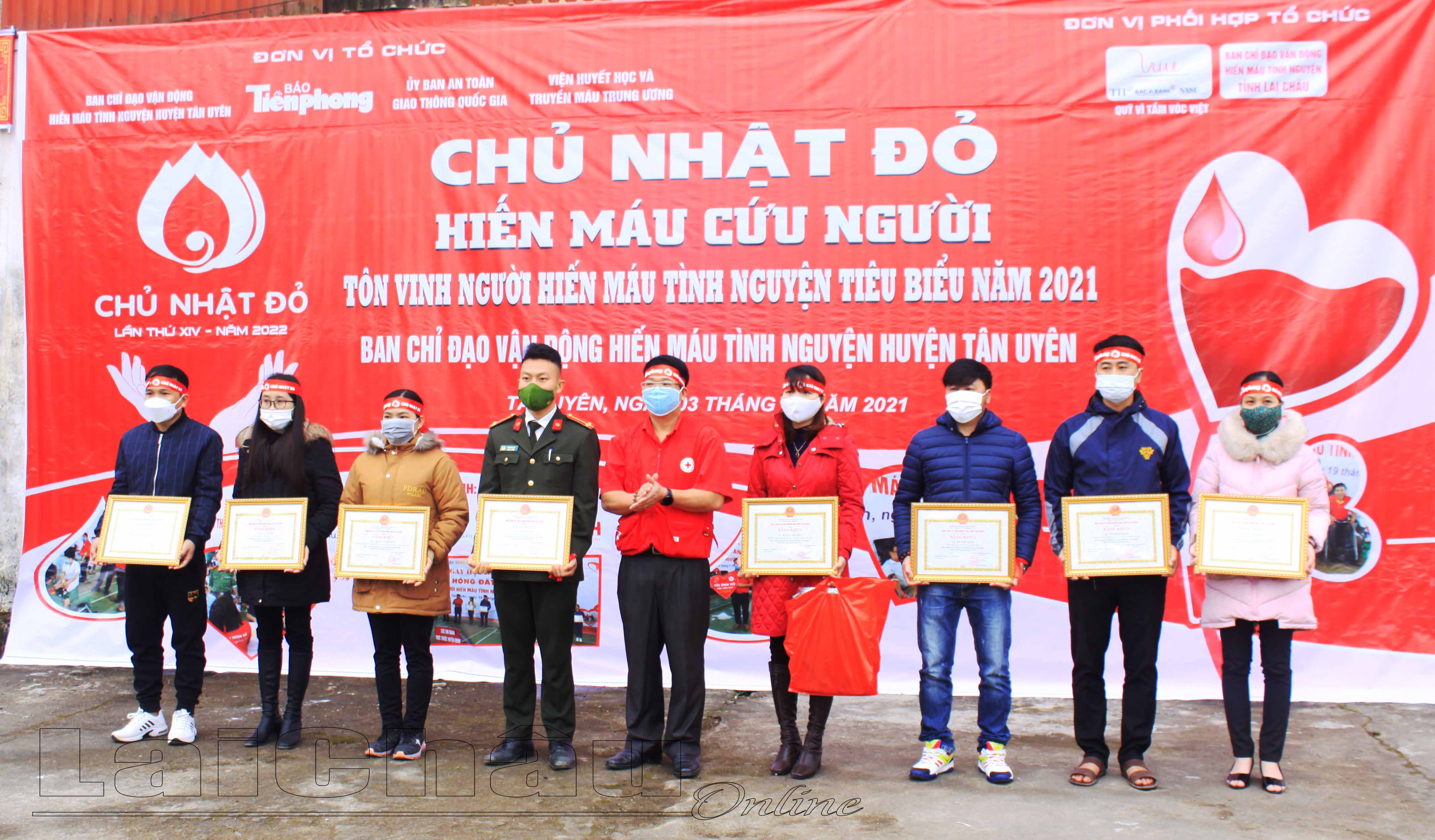 Thừa ủy quyền của Chủ tịch UBND tỉnh, đồng chí Tạ Hồng Long - Phó Chủ tịch Hội Chữ thập đỏ tỉnh trao bằng khen cho các cá nhân có thành tích tiêu biểu trong công tác hiến máu.